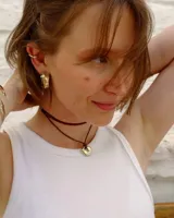 Aros tipo argollas de diseño artesanal con acabado texturizado y forma irregular. Fabricados en bronce y alpaca, con pernos y cierres de plata 925.