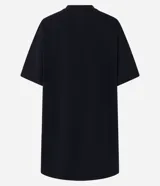 Camisón corto negro de algodón con cuello redondo, mangas cortas amplias y lazo de tule rosa en el pecho.