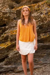 Musculosa amarilla tejida en jersey con escote en V.