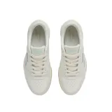 Championes Reebok Match Prime V2 de estilo urbano, confeccionados en cuero sintético color blanco con detalles en verde agua en los laterales y suela de goma color caramelo.