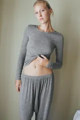 Pantalón baggy gris melange confeccionado en hilatura con lana, de tiro bajo y cintura elástica.