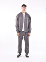 Canguro negro con cierre frontal, capucha con cordones y bolsillos tipo canguro.