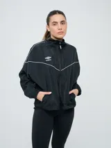Campera cortaventos Umbro de diseño colorblock en tonos celeste, beige y azul marino, con cuello alto, cierre frontal y bolsillos laterales.