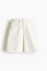 Bermudas de cinco bolsillos en denim de algodón rígido, corte de talle alto con cierre de cremallera y botón, en color blanco.