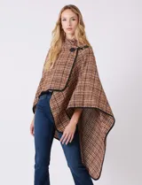 Ruana tejida de Jones New York con diseño a cuadros en tonos verdes y marrones. Presenta cuello alto, cierre frontal con botón tipo trenca y bordes con ribete negro.