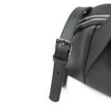 Cartera tipo baúl negra de cuero graneado con doble asa corta y correa larga regulable y desmontable. Tiene cierre superior, dos compartimentos internos y un bolsillo interno con cierre. Los herrajes son plateados y el interior es de tela de algodón y poliéster.