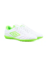 Championes de fútbol Umbro modelo Classico III TF, diseñados para césped sintético. Presentan un diseño en color blanco con detalles en verde neón en el logo lateral, interior y suela.