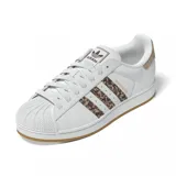 Championes Adidas modelo Superstar, de color blanco con las icónicas tres tiras laterales estampadas con diseño animal print de leopardo en tonos marrones. Presenta puntera de goma clásica, detalle en el talón color beige y suela de goma color caramelo.