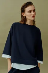 Sudadera de algodón color marrón con efecto doble capa, con cuello redondo y detalles en tejido blanco a contraste en las mangas y el bajo asimétrico.