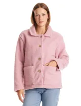 Sobrecamisa de tejido sherpa color rosado, con cuello solapa, cierre frontal de botones y dos bolsillos delanteros tipo parche.