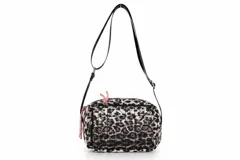 Bandolera Nadiya con estampado animal print de leopardo en tonos beige y negro, diseño acolchado y correa ajustable. Cuenta con cierre de cremallera y detalles en rosa.