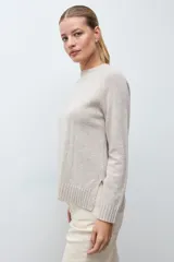 Sweater de tejido de punto con mezcla de cashmere, color beige melange, de cuello redondo, manga larga y corte recto con terminaciones acanaladas.
