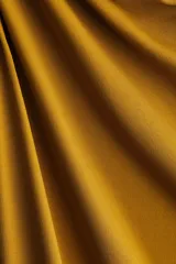 Vestido midi entallado en punto elástico de color mostaza, con escote bote, manga japonesa y cintura fruncida con diseño drapeado en los laterales.