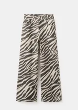 Jeans de corte wide leg con estampado animal print tipo cebra en tonos beige y negro, tiro medio y diseño de cinco bolsillos.