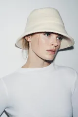 Gorro de ala ancha confeccionado en tejido de lana con textura acanalada y estructura rígida.