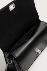 Bandolera de diseño estructurado con doble solapa y cierre metálico a presión. Cuenta con correa ajustable para el hombro y compartimentos internos organizados con cierre de cremallera.
