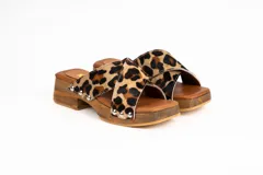 Sandalias de madera con plataforma y taco bajo, con tira ancha de cuero con estampado animal print y apliques de tachas plateadas.