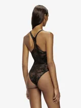 Body de encaje elástico negro con estampado de camuflaje y escote deportivo con detalle de D ovalada metálica en el centro.