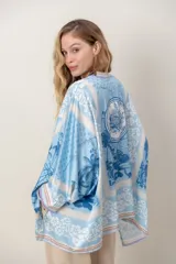 Camisa de seda con estampado tipo pañuelo en tonos azules y celestes, con diseño amplio y mangas murciélago anchas.