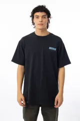 Remera negra de algodón con estampado en la espalda que incluye recuadros con diseños abstractos y la frase "Life is a configuration that allows the expression of existence".