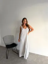 Vestido largo blanco con estampado de lunares negros, escote en V y tirantes finos.