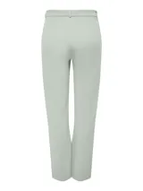 Pantalón de vestir de corte recto y tiro alto, color verde menta pálido. Presenta pliegues marcados en el frente y bolsillos laterales.