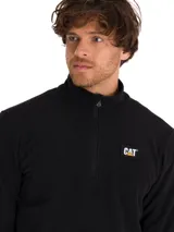 Buzo polar de microfibra color negro, con cuello alto y cierre frontal de cuarto de longitud. Presenta el logo de la marca Caterpillar aplicado en el pecho.