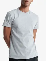 Remera gris de corte slim, cuello redondo y manga corta. Presenta logo de Calvin Klein bordado en el pecho.