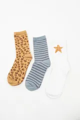 Pack de tres pares de medias de caña media: un par color marrón con estampado de leopardo, un par a rayas horizontales en tonos de gris y un par blanco con una estrella color marrón con estampado de leopardo.