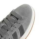 Championes adidas modelo Campus 00s, de diseño urbano con exterior de gamuza en color gris, tres tiras laterales en color negro y suela de goma con base color caramelo.