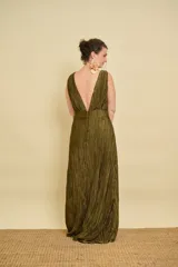 Vestido largo azul con textura arrugada, escote en V pronunciado, sin mangas y falda evasé.