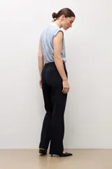 Pantalón sastrero de corte recto en color negro, con trabillas para cinturón y bolsillos laterales.
