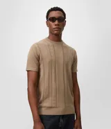 Remera masculina de algodón color marrón claro, con cuello redondo, mangas cortas y diseño frontal texturizado tipo cable.