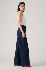 Jean de corte baggy con tiro medio y pierna ancha, confeccionado en denim de color azul oscuro sin elasticidad.