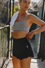 Short deportivo de tiro alto con cintura ancha de punto elástico y calzón interior incorporado. Confeccionado en tejido resistente y repelente al agua.