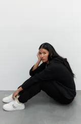 Babucha deportiva de algodón con elástico en la cintura, cordones ajustables y dos bolsillos laterales. Cuenta con interior de felpa.