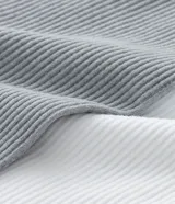 Kit de dos bombachas boyshort sin costura, una gris y una blanca, confeccionadas en microfibra texturizada. Tienen cintura mediana ancha y laterales amplios, ofreciendo mayor cobertura y comodidad.