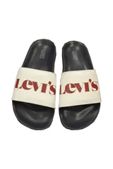 Ojotas tipo slides de la marca Levi's, con base en color azul marino y banda superior blanca con el logo de la marca en color rojo.