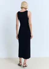 Vestido midi de punto fino color negro, sin mangas, con tirantes anchos, escote en pico y detalle de lazo frontal en el escote.
