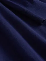 Buzo de punto con cuello en V, manga larga y puños y ruedo acanalados.