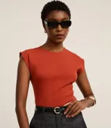 Blusa sin mangas de tejido ribana, color terracota, con cuello redondo y calce ajustado al cuerpo.