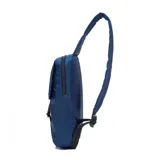 Riñonera unisex Caterpillar Ajo Peak Sling Bag color azul marino. Diseño tipo bandolera con correa ajustable, bolsillo frontal con solapa, compartimento principal con cremallera y bolsillo interior. Logotipo reflectante y detalles reflectantes en la correa. Volumen de 4 litros.