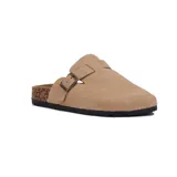 Zueco de cuero gamuzado color beige, con diseño cerrado en la parte delantera, suela de corcho y hebilla lateral metálica ajustable.
