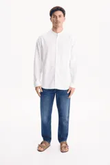 Pantalón jean de corte skinny color azul, con efecto desgastado en la zona frontal y bolsillos clásicos.