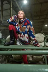 Sweater de lana tejido y bordado a mano en Uruguay, de calce holgado con cuello a la base y puños.