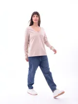 Remera de manga larga con cuello en V, confeccionada en tejido de algodón suave y ligero, con un corte clásico y versátil.