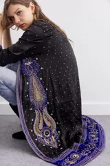 Kimono midi de satén negro con bordados de lentejuelas, mostacillas y piedras. Tiene detalles en velvet, mangas 3/4 y forro interior de jacquard. De calce recto.