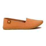 Zapatilla casual Moleca para mujer, tipo alpargata baja de color amarillo, con perforaciones en toda la capellada para mayor ventilación, suela texturizada tipo yute y detalle de aplique marrón con un corazón metálico en el talón.