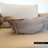 Bandolera de cuero color beige con correa ajustable y cierre superior con cremallera.