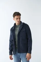 Campera de gabardina azul marino con capucha desmontable y ajustable, bolsillos tipo cartera y cierre frontal con botones.